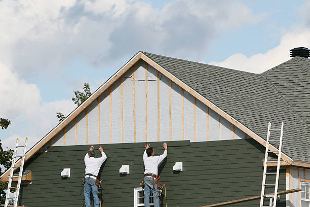 Professional Siding technician working in Mount Sterling, IL